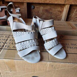 SM New York block heel shoe tan - size 6